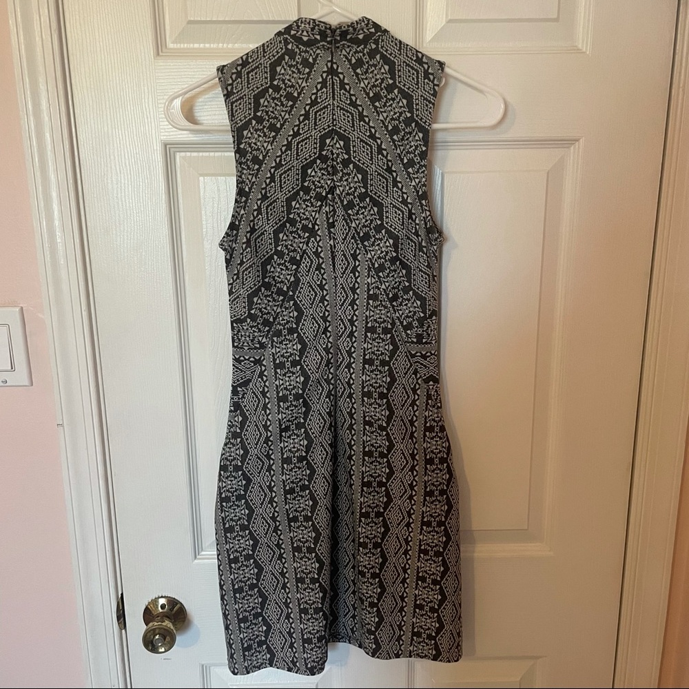 High-Neck Geometric Pattern Dress - Picture 5 of 7
